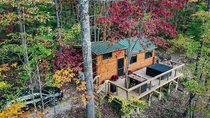 Charming Cabin with Private Hot Tub Near Red River Gorge in Campton, Kentucky - Campton, Kentucky - glamping.directory