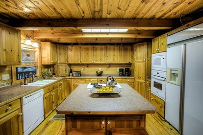 Breathtaking Smoky Mountains Cabin with Hot Tub in Maggie Valley, North Carolina - Maggie Valley, North Carolina - glamping.directory