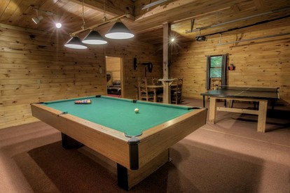 Breathtaking Smoky Mountains Cabin with Hot Tub in Maggie Valley, North Carolina - Maggie Valley, North Carolina - glamping.directory