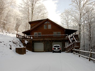 Breathtaking Smoky Mountains Cabin with Hot Tub in Maggie Valley, North Carolina - Maggie Valley, North Carolina - glamping.directory