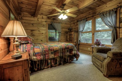 Breathtaking Smoky Mountains Cabin with Hot Tub in Maggie Valley, North Carolina - Maggie Valley, North Carolina - glamping.directory