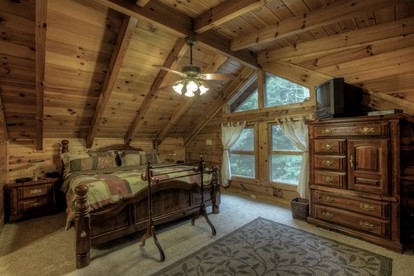 Breathtaking Smoky Mountains Cabin with Hot Tub in Maggie Valley, North Carolina - Maggie Valley, North Carolina - glamping.directory