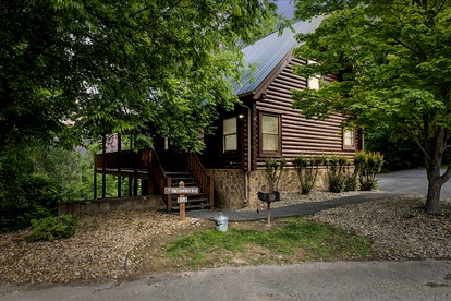 Family Glamping Getaway in the Great Smoky Mountains in this Wonderful Cabin Rental in Pigeon Forge - glamping.directory