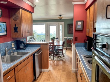 Pet-Friendly Cabin with Elegant Interior and Spacious Deck in Washington - Bellingham, Washington - glamping.directory