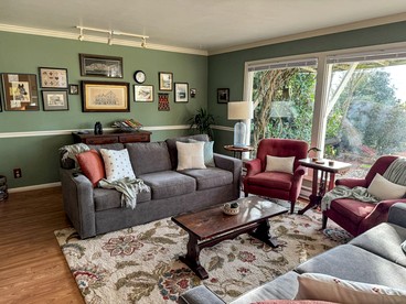 Pet-Friendly Cabin with Elegant Interior and Spacious Deck in Washington - Bellingham, Washington - glamping.directory