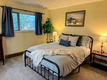 Pet-Friendly Cabin with Elegant Interior and Spacious Deck in Washington - Bellingham, Washington - glamping.directory