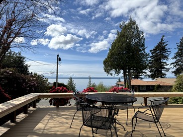 Pet-Friendly Cabin with Elegant Interior and Spacious Deck in Washington - Bellingham, Washington - glamping.directory