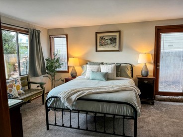 Pet-Friendly Cabin with Elegant Interior and Spacious Deck in Washington - Bellingham, Washington - glamping.directory