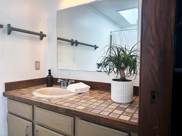 Pet-Friendly Cabin with Elegant Interior and Spacious Deck in Washington - Bellingham, Washington - glamping.directory
