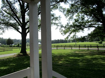 Serene Countryside Cottage Rental with Screened Porch near Charlottesville, Virginia - Louisa, Virginia - glamping.directory