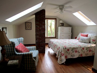 Serene Countryside Cottage Rental with Screened Porch near Charlottesville, Virginia - Louisa, Virginia - glamping.directory