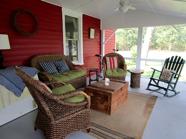 Serene Countryside Cottage Rental with Screened Porch near Charlottesville, Virginia - Louisa, Virginia - glamping.directory