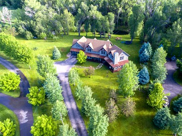 Spectacular Family Vacation Home with Fishing Pond Near Aspen, Colorado - glamping.directory