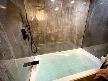 Enchanting Rental with Indoor Jacuzzi and Little Terrace in Montana - Thompson Falls, Montana - glamping.directory
