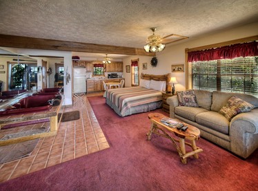 Romantic Couples Suite Nestled in the Ozark Mountains in Arkansas - Eureka Springs, Arkansas - glamping.directory