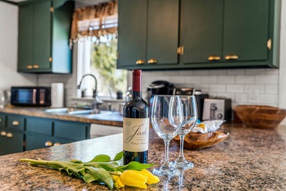 Relaxing Family Getaway with Hot Tub, Garden & BBQ in Falmouth, Massachusetts - Falmouth, Massachusetts - glamping.directory