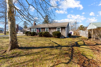 Relaxing Family Getaway with Hot Tub, Garden & BBQ in Falmouth, Massachusetts - Falmouth, Massachusetts - glamping.directory