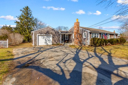Relaxing Family Getaway with Hot Tub, Garden & BBQ in Falmouth, Massachusetts - Falmouth, Massachusetts - glamping.directory