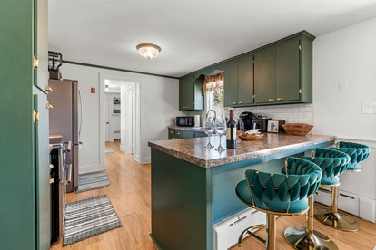 Relaxing Family Getaway with Hot Tub, Garden & BBQ in Falmouth, Massachusetts - Falmouth, Massachusetts - glamping.directory