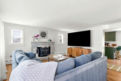 Relaxing Family Getaway with Hot Tub, Garden & BBQ in Falmouth, Massachusetts - Falmouth, Massachusetts - glamping.directory