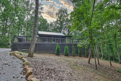 Pet-Friendly Cabin with Private Deck and BBQ in Tennessee - Monteagle, Tennessee - glamping.directory