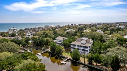 Stunning Beach House Settled Between Trees in Georgetown, South Carolina - glamping.directory