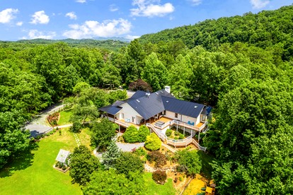 Stunning Rental with Hot-Tub, Theater Room and Great Landscape in Tennessee - Sevierville, Tennessee - glamping.directory