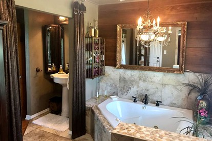 Historical Schoolhouse Suite with Spacious Tub near Eagle Mountain Lake Thirty Minutes from Downtown Fort Worth, Texas - Azle, Texas - glamping.directory
