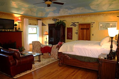 Historical Schoolhouse Suite with Spacious Tub near Eagle Mountain Lake Thirty Minutes from Downtown Fort Worth, Texas - Azle, Texas - glamping.directory