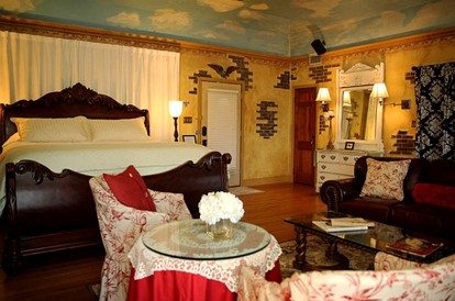 Historical Schoolhouse Suite with Spacious Tub near Eagle Mountain Lake Thirty Minutes from Downtown Fort Worth, Texas - Azle, Texas - glamping.directory