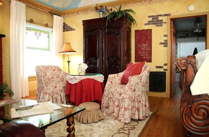 Historical Schoolhouse Suite with Spacious Tub near Eagle Mountain Lake Thirty Minutes from Downtown Fort Worth, Texas - Azle, Texas - glamping.directory