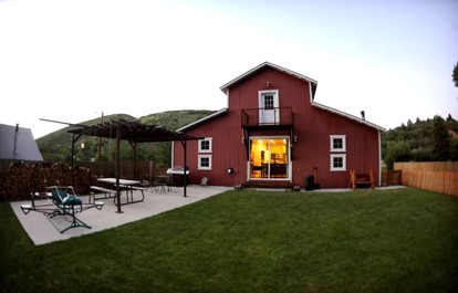 Luxurious Pet-Friendly Vacation Rental close to Mirror Lake in Kamas, Utah - glamping.directory