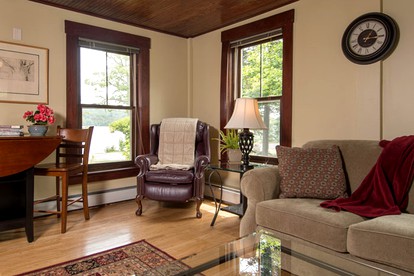 Luxurious Lake House Suite Rental on Lake Winnisquam in Sanbornton, New Hampshire - Sanbornton, New Hampshire - glamping.directory
