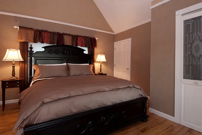 Luxurious Lake House Suite Rental on Lake Winnisquam in Sanbornton, New Hampshire - Sanbornton, New Hampshire - glamping.directory