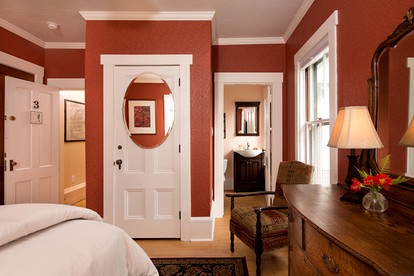Luxurious Lake House Suite Rental on Lake Winnisquam in Sanbornton, New Hampshire - Sanbornton, New Hampshire - glamping.directory