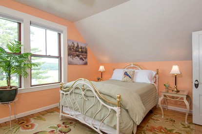 Luxurious Lake House Suite Rental on Lake Winnisquam in Sanbornton, New Hampshire - Sanbornton, New Hampshire - glamping.directory