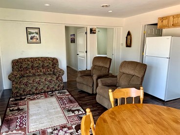 Group Cabin Fully Furnished with Equipped Deck in South Dakota - Hot Springs, South Dakota - glamping.directory