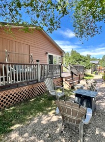 Group Cabin Fully Furnished with Equipped Deck in South Dakota - Hot Springs, South Dakota - glamping.directory
