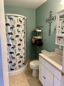 Group Cabin Fully Furnished with Equipped Deck in South Dakota - Hot Springs, South Dakota - glamping.directory