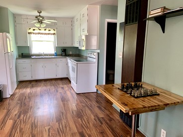 Group Cabin Fully Furnished with Equipped Deck in South Dakota - Hot Springs, South Dakota - glamping.directory