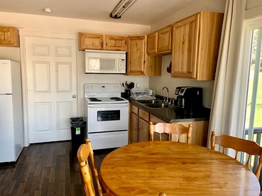 Group Cabin Fully Furnished with Equipped Deck in South Dakota - Hot Springs, South Dakota - glamping.directory