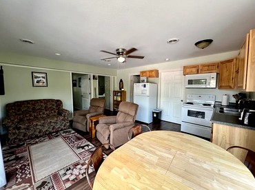 Group Cabin Fully Furnished with Equipped Deck in South Dakota - Hot Springs, South Dakota - glamping.directory