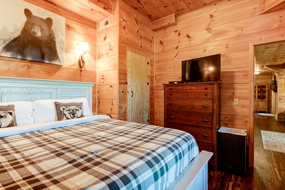 Stunning Log Cabin with Views of Mt. Mitchell near Asheville, North Carolina - Black Mountain, North Carolina - glamping.directory