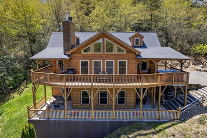 Stunning Log Cabin with Views of Mt. Mitchell near Asheville, North Carolina - glamping.directory