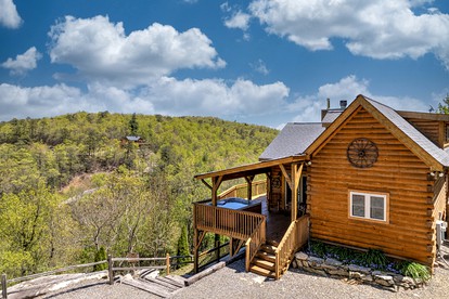 Stunning Log Cabin with Views of Mt. Mitchell near Asheville, North Carolina - Black Mountain, North Carolina - glamping.directory