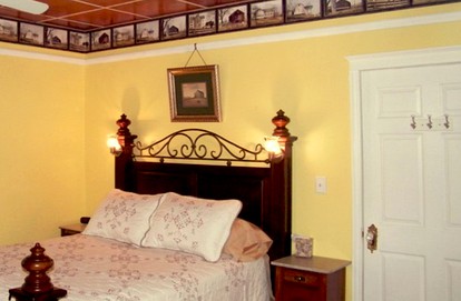 Romantic Getaway Rental Overlooking a Pond in Hardin County, Texas - Lumberton, Texas - glamping.directory