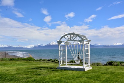Stunning Beachside Vacation Rental for Family or Group Glamping Escapes to Alaska - Homer, Alaska - glamping.directory