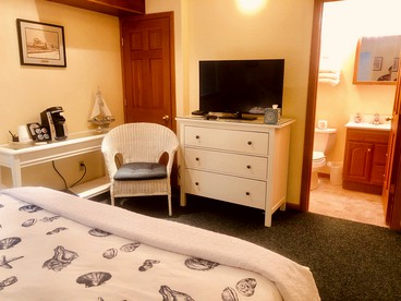 Stunning Beachside Vacation Rental for Family or Group Glamping Escapes to Alaska - Homer, Alaska - glamping.directory