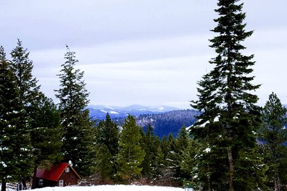 Adorable Cabin Rental with Fireplace for a Couples' Vacation near Post Falls, Idaho - Coeur d'Alene, Idaho - glamping.directory