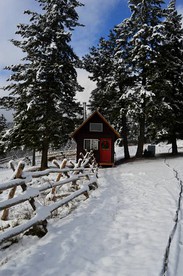 Adorable Cabin Rental with Fireplace for a Couples' Vacation near Post Falls, Idaho - Coeur d'Alene, Idaho - glamping.directory